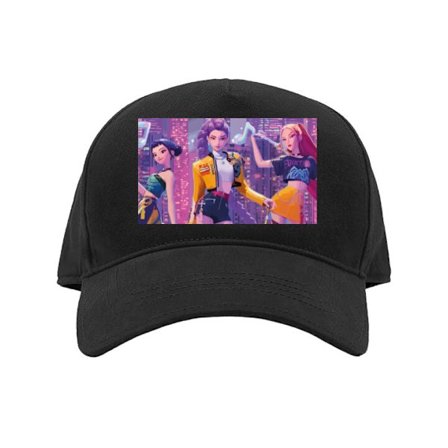 Kasket Farverig futuristisk illustration med tre stiliserede popstjernefigurer svævende mellem neonlys, musiknoter og glitrende bysilhuetter i rosa o