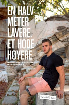 En halv meter lavere - Bok av Martin Bakkejord Skolbekken & Lasse Lønnebotn - Hardback