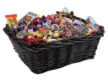 KARAMELLO Godis Presentkorg svart inslaget 2,5kg - Lyreco - Kök och servering - Ätbart - Godis och choklad