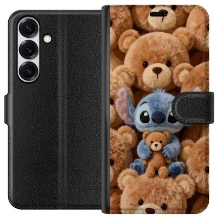 Kompatibel Tegnebogsetui til Samsung Galaxy S25 Stitch omgivet af brune teddybjørne med en lille teddybjørn i armene i en sød og hyggelig kawaii-desig
