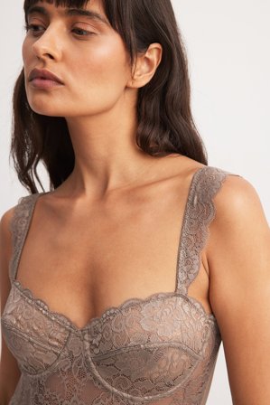 NA-KD Lingerie - Korsett med blondebøyler og brede stropper - Korsett & bustier - Grå - XS