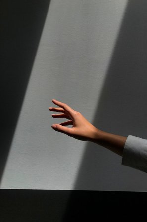 Venture Home - Plakat Reaching hand - Grå - Posters - 50X70 - Fra Homeroom