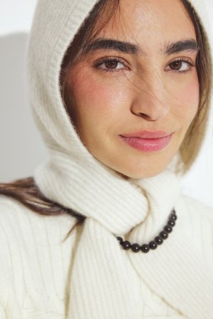 NA-KD Knitted Tie Bonnet - Hatte og kasketter - Råhvid - One Size