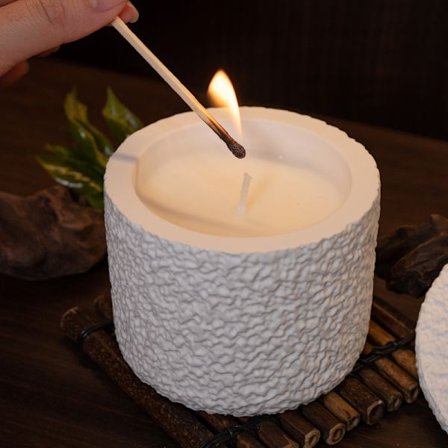 Lyxigt Coco Mademoiselle doftljus i en elegant gipskopp