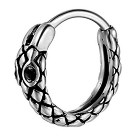 Elegante punk-inspirerede slangeøreringe med stribede detaljer. Komfortable øreringe, der er velegnede til at tilføje kant til ethvert outfit