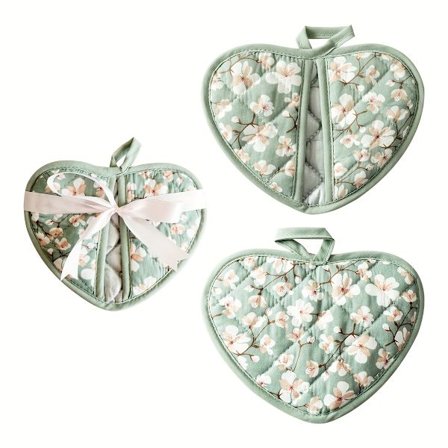 Et sett med to hjerteformede varmebestandige underlag som måler 15,01*19,84 cm, pakket med et bånd. Disse tykke stoffmattene [DB]