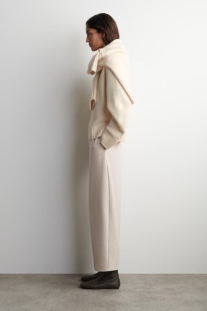 COS Femme Pantalon Barrel in Beige