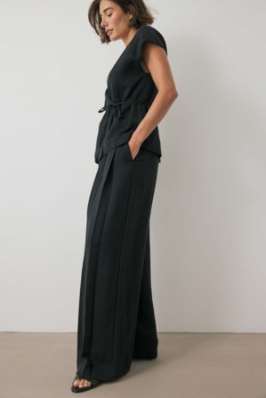 NA-KD - Plissert bukse i lyocell med vide ben - Vide bukser - Svart - EU 32