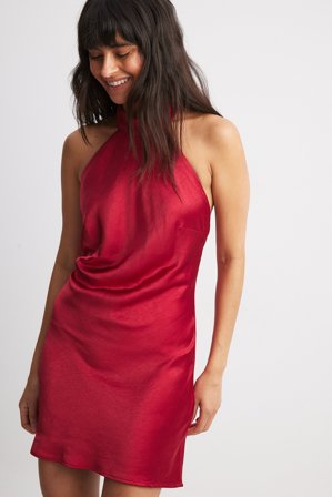 NA-KD Hamrad miniklänning i satin med knytning i ryggen - Halterneck-klänning - Röd - EU 42