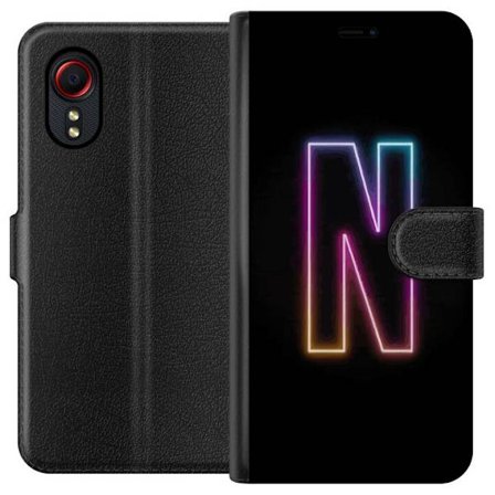 Yhteensopiva Lompakkokotelo Samsung Samsung Galaxy Xcover 5 Minimalistinen neonkirjain N värinvaihtuvassa valossa mustaa taustaa vasten