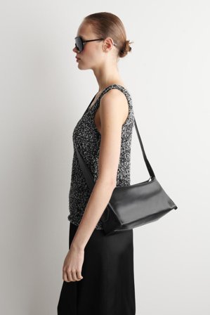COS Women's Borsa A Tracolla Plinth In Pelle in Nero