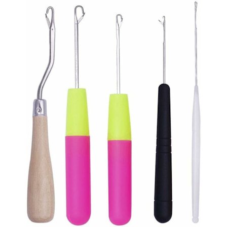 Sæt med 5 kroge i forskellige størrelser, 1 bøjet trækrog og 4 låsekroge i plast i forskellige størrelser.