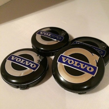 4 x Volvo 64mm:n alumiinivanteiden keskiökorkkisarja, embleemi ylhäällä