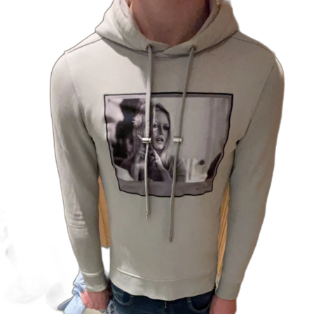 Rätt så liten har du s kan den mycket möjligt passa har du xs så passar den.