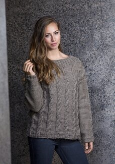 Strikkeoppskrift Genser med fletter - Cewec