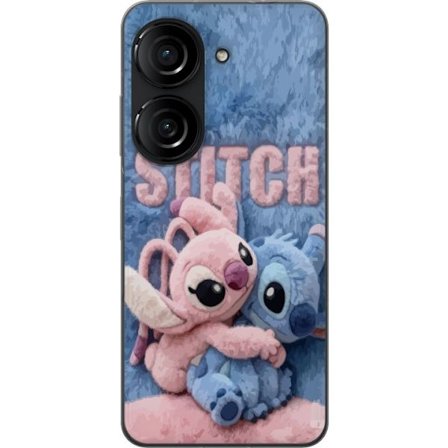 Kompatibelt Mobilskal till Asus Asus Zenfone 10 Söta fluffiga Stitch och Angel kramas på ett mjukt pälsigt underlag med pastellfärger som skapar e