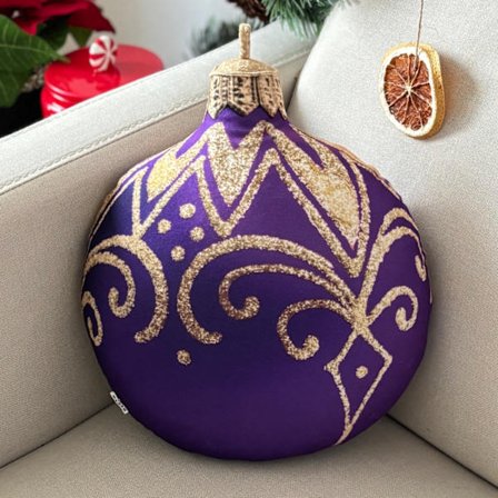 Dekorativ kudde i lila färg, liten julgranskula