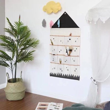 Joulukalenteri taskuilla, seinälle ripustettava pussi