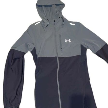 Grå och svart vindjacka från Under Armour