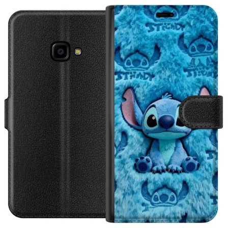 Kompatibelt Plånboksfodral till Samsung Samsung Galaxy Xcover 4 Blå Stitch-mjukdjur med stora öron och broderade detaljer, sittande mot ett upprepa