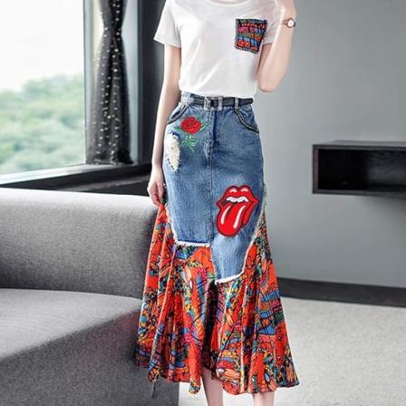 /#/20 kpl silittämällä kiinnitettäviä kangasmerkkejä, kirjailtuja applikaatiomerkkejä, tarroja, kukkia/#/