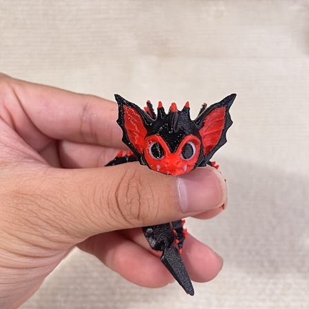 3D-printet flaggermusdragefigur - Søte uttrykksfulle øyne og bevegelig hode, svart og rød fantasysamlerstatue med skarpe tenner og svarte pigger
