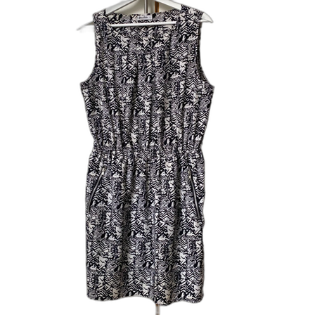 Svartvit mönstrad klänning från Miss Milla
