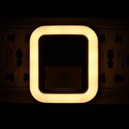 LED-stikkontakt-nattelys med bevægelsessensor og skumringssensor