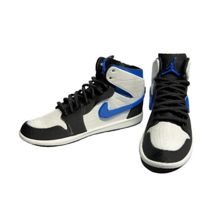 Jordan skoformad pennhållare på skrivbordet