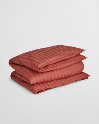 GANT - Stripete enkeltdynetrekk i sateng 140x200cm og 140x220cm faded brick
