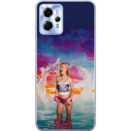 Kompatibel Mobilcover til Motorola Moto G13 Blond kvinde i farverigt strandtøj, der leger i havet ved solnedgang