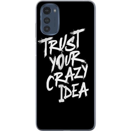 Kompatibel Mobilcover til Motorola Motorola Moto E32s Kontrasterende sort-hvid tekstdesign med beskeden "Trust Your Crazy Idea" i en kraftfuld pensels