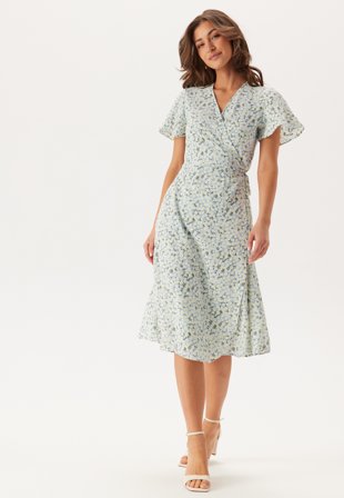 VILA - Vilovie S/S Wrap Midi Dress - Kentucky Blue AOP: ALY - Kläder - - Bubbleroom Omlottklänning