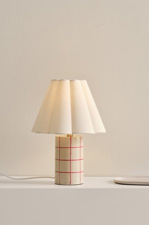 Jotex - RUTHIE bordlampe Nature Linen And Beige Ceramic With Red Line - Kjøp Bordlamper hos Jotex