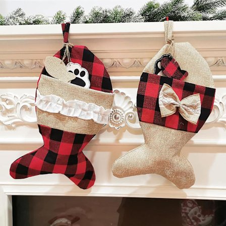 2-pack fiskformade säckväv julstrumpor för upphängning, öppen spis