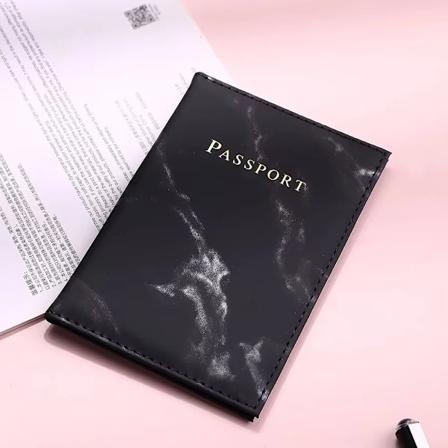 Passstempelholder i marmor-mønster - Pascover til mænd og kvinder - Beskyttende pascover til rejser - ID- og kreditkort-holder - Engros Black