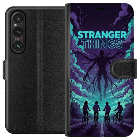 Kompatibelt Plånboksfodral till Sony Sony Xperia 1 V Stranger Things-inspirerad fantasyillustration med mörkt monster, cyklande barn och dramatisk r