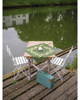 Kirjontapakkaus Pöytäliina Valkoiset kukat