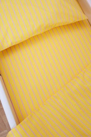 Jotex - Mini Stretchlaken Krybbe Økologisk Sitrongul/lilla - SIMA - Kjøp Laken hos Jotex