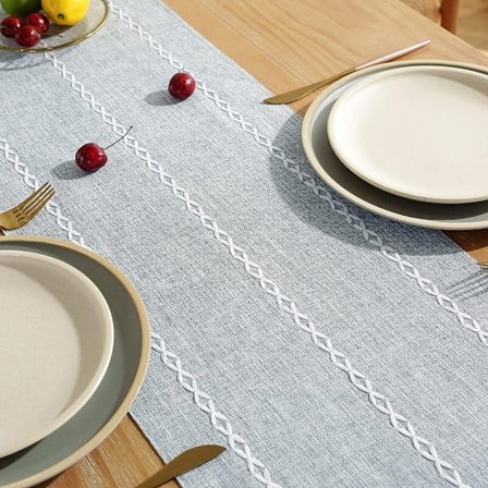 Rustik bordslöpare i bomull och linne 180 cm med handgjorda tofsar för festliga matbordsdekorationer och desserter