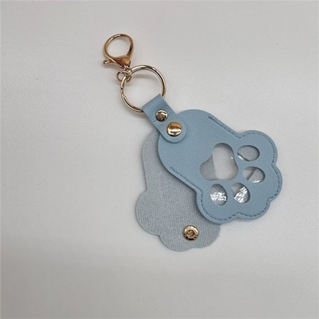 Lyseblågrå nøkkelholder med poteavtrykk i imitert skinn, formet som en sky, med metallspenne