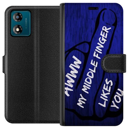 Kompatibelt Lommeboketui til Motorola Moto E13 Mørk typografisk illustrasjon med hjerteform og budskap om vennskap mot dyp blå tretekstur