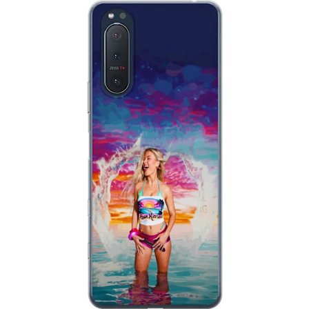 Kompatibelt Mobildeksel til Sony Xperia 5 II Blond kvinne i fargerik strandantrekk som leker i havet ved solnedgang