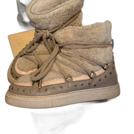 Beige boots med nitar och snörning