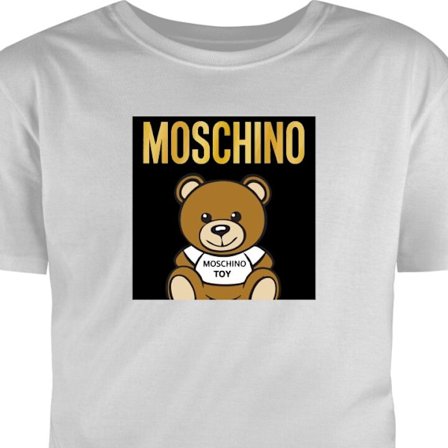 T-Shirt Moschino-inspirert teddybjørn med tekst på skjorten, sentrert mot svart bakgrunn med tydelig mote- og popkulturell følelse
