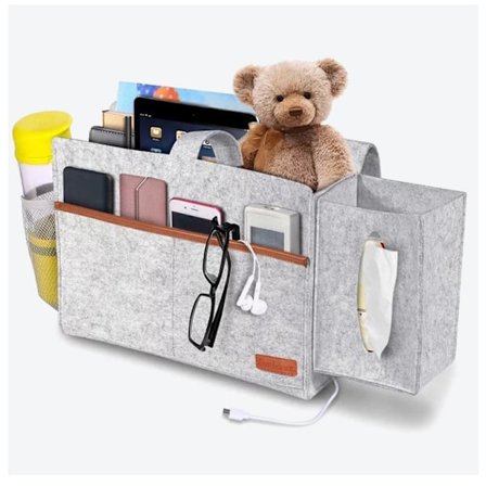 Ljusgrå sängficka i filt, sängförvaringsväska, organizer med tyglådor för fjärrkontroll, surfplatta, laddningskabel, tidskrift, glasögon, penna