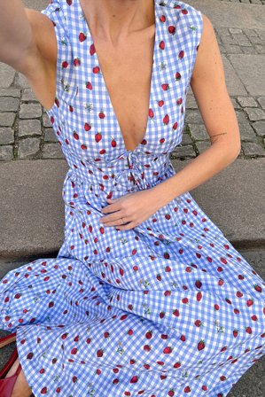 Handpicked x NA-KD Robe mi-longue imprimée à détail noué - Robe imprimée - Bleu,CheckeRouge - EU 38