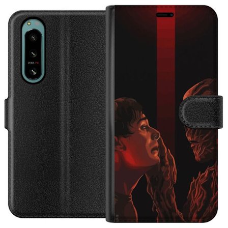 Yhteensopiva Lompakkokotelo Sony Sony Xperia 5 IV Pimeä fantasian kuva, jossa korostuu ihmisen ja hirviön kohtaaminen vahvalla draamalla ja psykolog