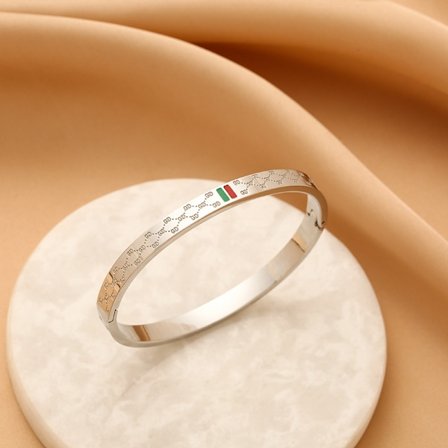 New style bracelet with fashionable and minimalist accessories