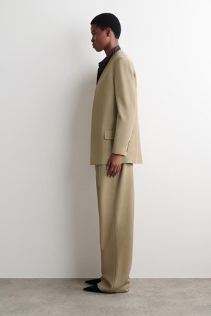 COS Femme Blazer Sans Col En Sergé De Laine in Beige